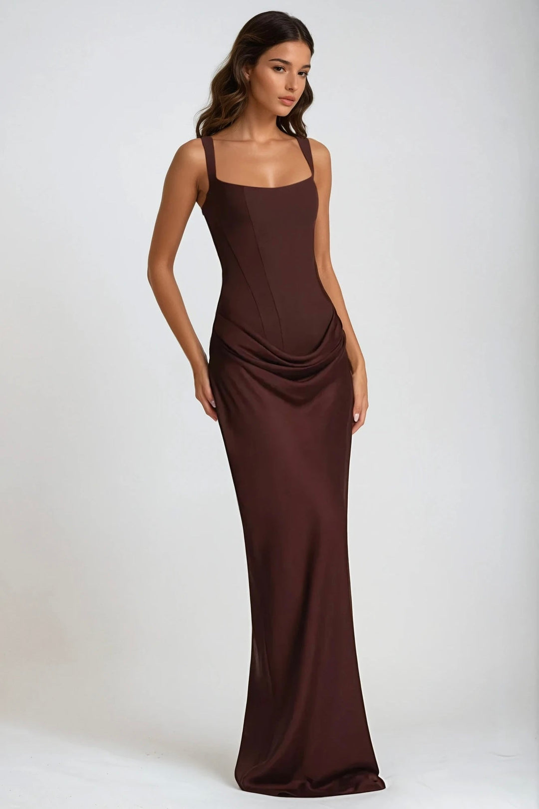 Braunes Maxikleid mit Korsagenschnitt, seitlich schräg fotografiert, gerafftes Hüftdetail gut sichtbar 6