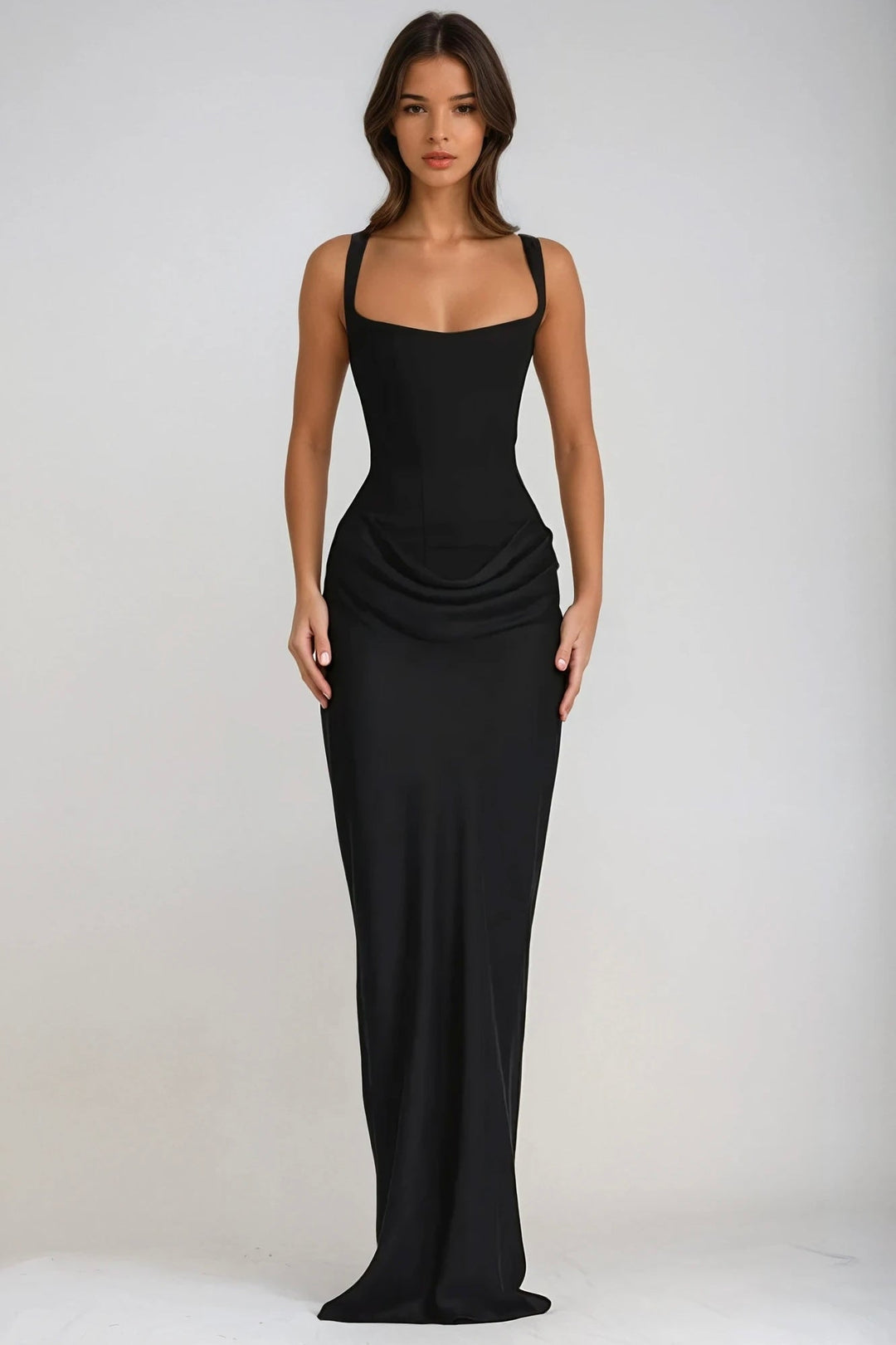 Schwarzes Maxikleid frontal am Model, eng anliegend mit Korsagenoberteil, Raffung an der Hüfte und bodenlangem Rock 28