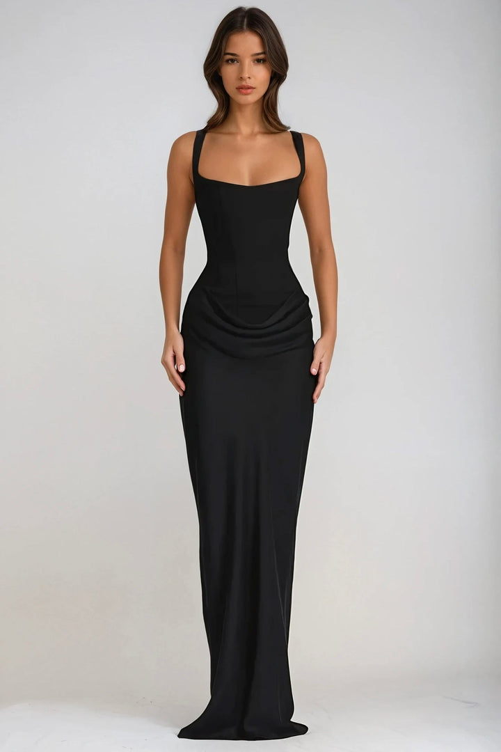 Schwarzes Maxikleid frontal am Model, eng anliegend mit Korsagenoberteil, Raffung an der Hüfte und bodenlangem Rock 28