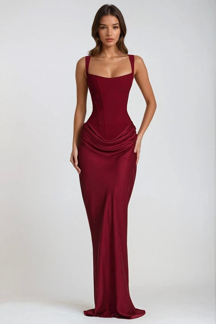 Weinrotes Maxikleid frontal am Model, figurbetont mit Korsagenschnitt, Raffungen an der Hüfte und bodenlangem Rock 24
