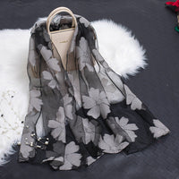 Bufanda de seda para mujer a la moda con estampado de flores y diseño con recortes – Fiora (1+1 GRATIS)