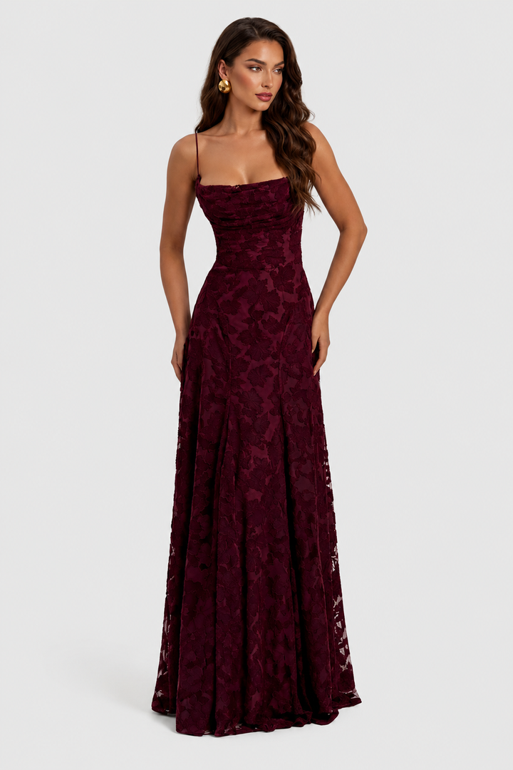 Weinrotes Spitzenkleid mit drapiertem Ausschnitt und Spaghettiträgern, Frontansicht am Model mit goldenen Ohrringen. 20