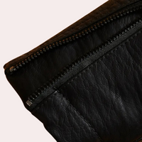 Schwarze Lederhandtasche mit Reißverschluss, elegantes Design, hochwertige Verarbeitung.