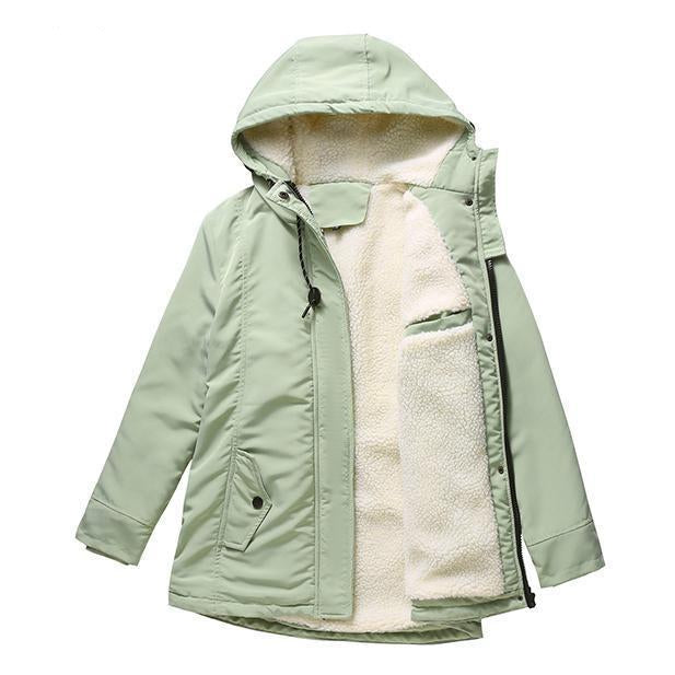 Mintgrüner Parka offen ausgelegt, innen cremefarbenes Fleecefutter, Kapuze mit Kordelzug und Pattentasche 10