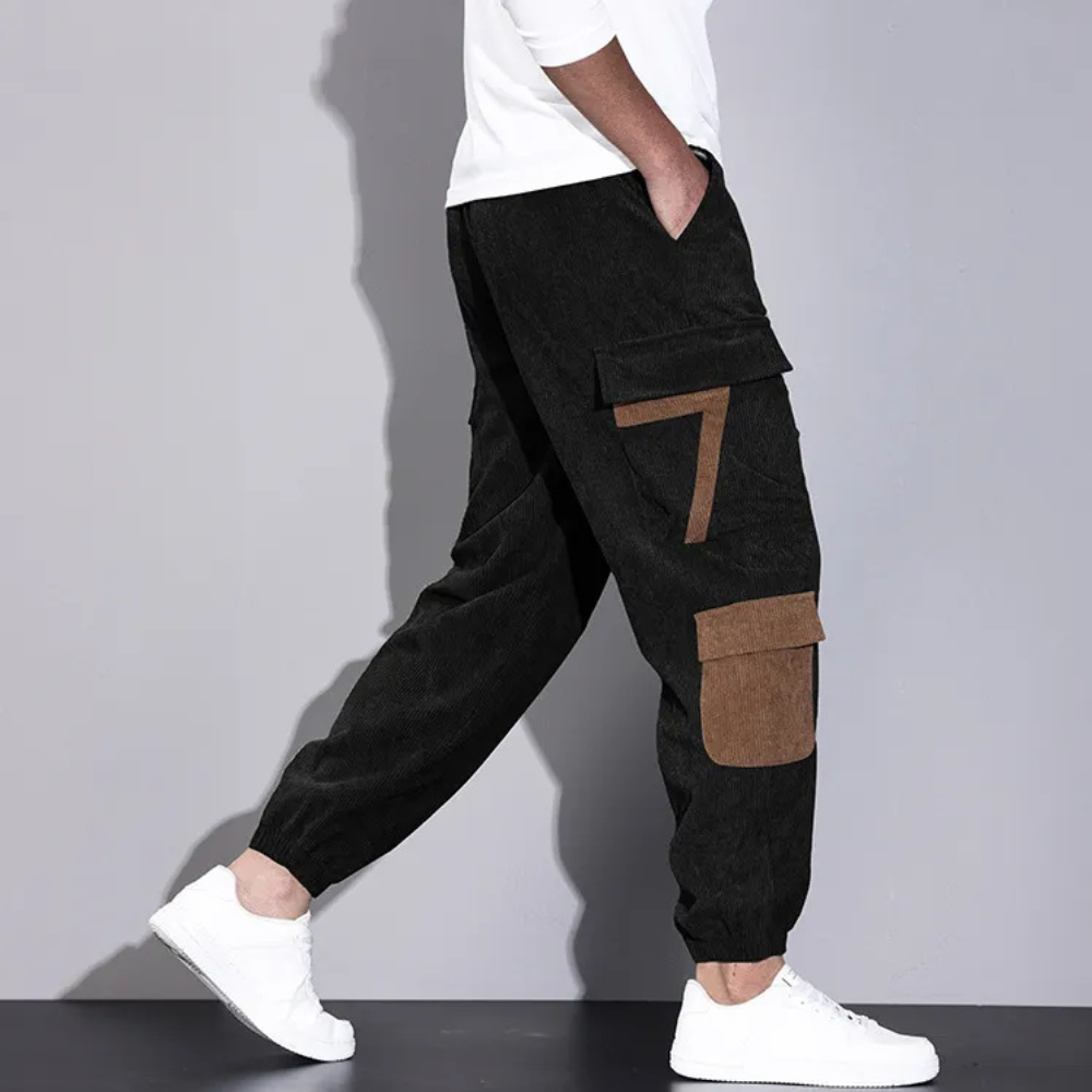 Schwarze Herren-Cargohose mit braunen Taschen, lässig, Baumwolle, modisch, seitliche Ansicht.