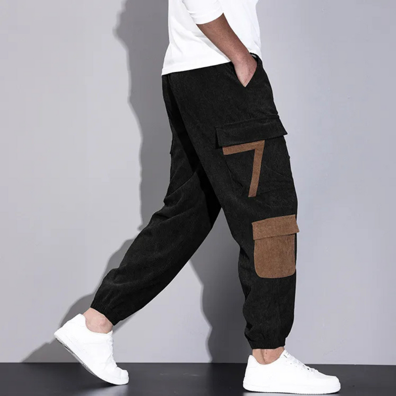 Schwarze Herren-Cargohose mit braunen Taschen, lässig, Baumwolle, modisch, seitliche Ansicht.