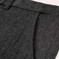 Graue Fischgrät-Hose aus Wolle, elegante Herrenmode, Detailansicht Stoffmuster.