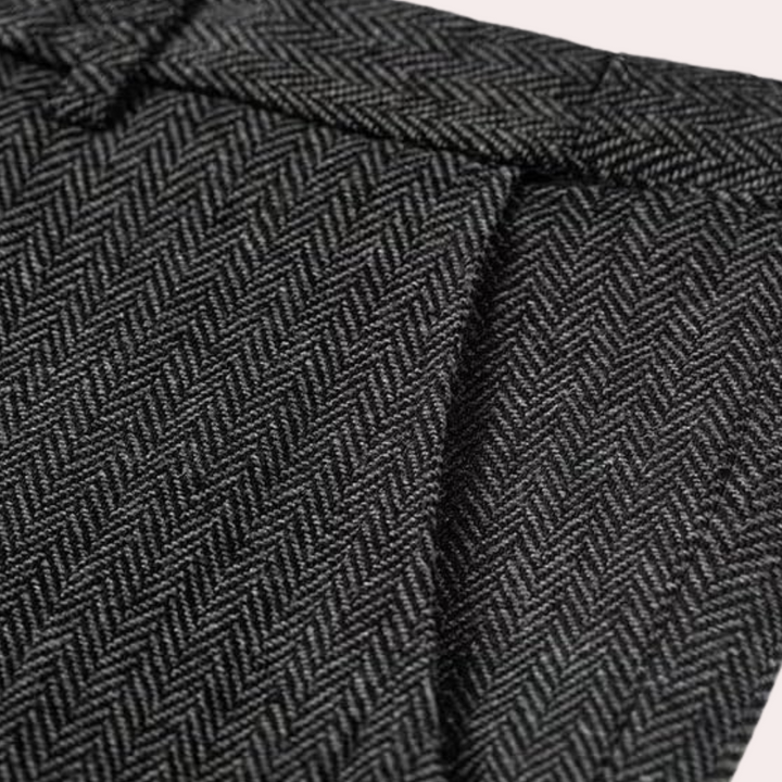 Graue Fischgrät-Hose aus Wolle, elegante Herrenmode, Detailansicht Stoffmuster.