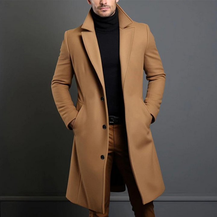 Kamelfarbener langer Mantel mit Reverskragen und drei Knöpfen, von einem Model über schwarzem Rollkragenpullover und brauner Hose getragen. 2