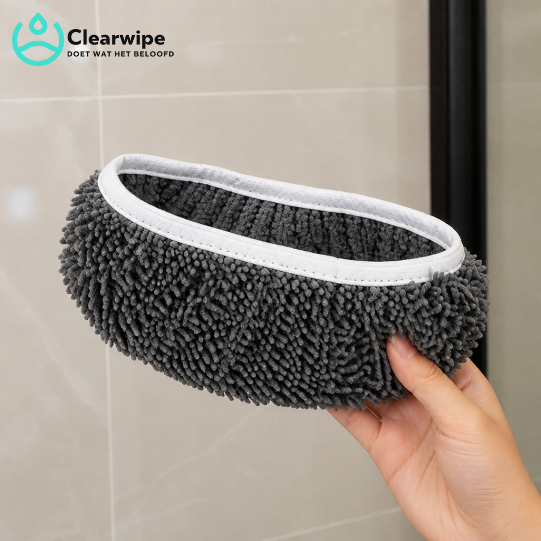 Hand hält einen grauen Chenille-Moppbezug mit weißem Gummirand vor einer beigen Fliesenwand mit schwarzem Rahmen. 4