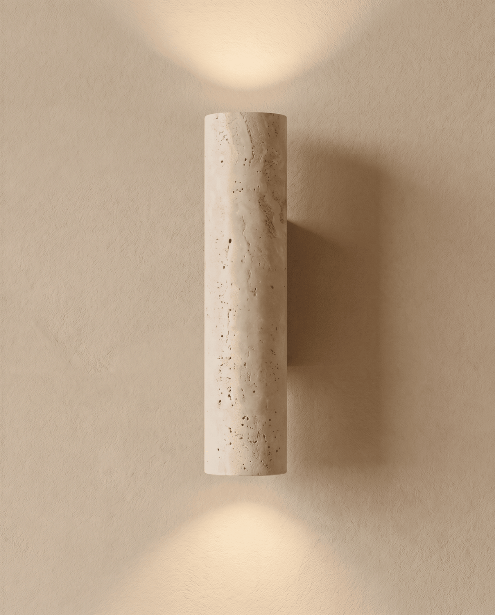 Frontansicht der eingeschalteten Wandlampe, Licht fällt nach oben und unten an die Wand 2