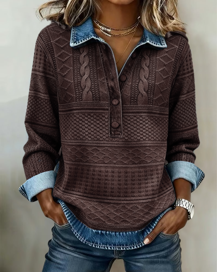 Sweatshirt in Dunkelbraun mit Jeanskragen, Zopf- und Rautenmuster sowie Knopfleiste, von einer Frau zu Jeans getragen. 3