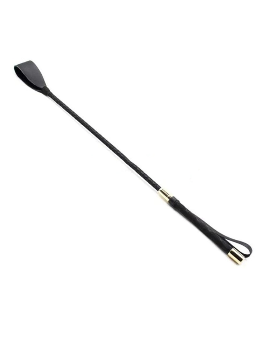 Schwarze Reitgerte mit geflochtenem Schaft, breiter Schlaufe am Ende, Handschlaufe und goldfarbenen Metallhülsen, diagonal vor weißem Hintergrund. 1