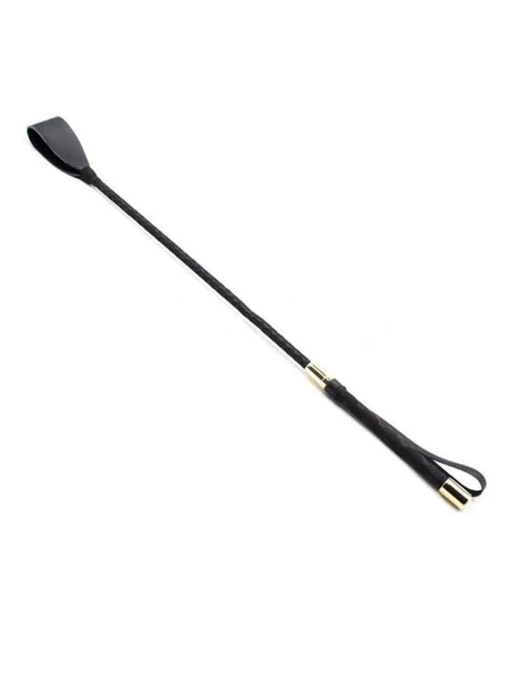 Schwarze Reitgerte mit geflochtenem Schaft, breiter Schlaufe am Ende, Handschlaufe und goldfarbenen Metallhülsen, diagonal vor weißem Hintergrund. 1