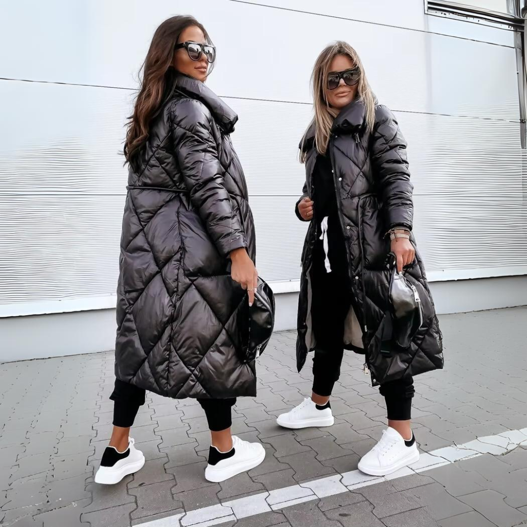 Zwei Frauen mit Sonnenbrillen tragen die lange schwarze Steppjacke, eine von der Seite mit Gürtel, die andere von vorn. 4