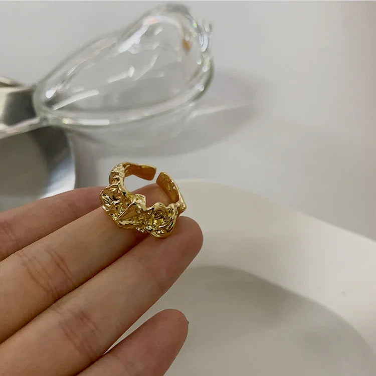 Minimalistisk ring med plissé-lava-design – Arden