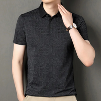 Schwarzes Herren-Poloshirt mit Muster, Kurzarm, Baumwolle, eleganter Freizeitlook.
