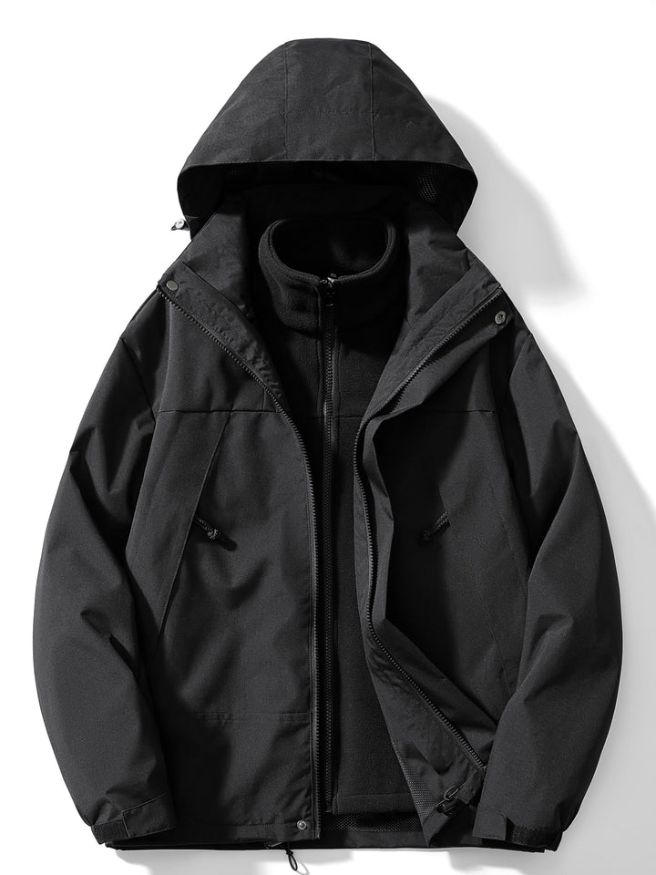 Komplett schwarze Variante der Jacke ohne Kontrastpartien, offener Reißverschluss gibt das schwarze Fleece-Innenfutter frei, Frontansicht mit Kapuze. 2