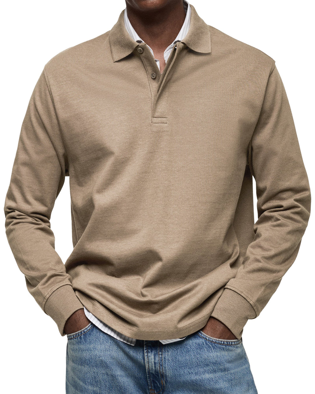 Langarm-Poloshirt in Beige-Braun, am Model getragen, mit Polokragen, zwei Knöpfen und gerippten Bündchen. 8
