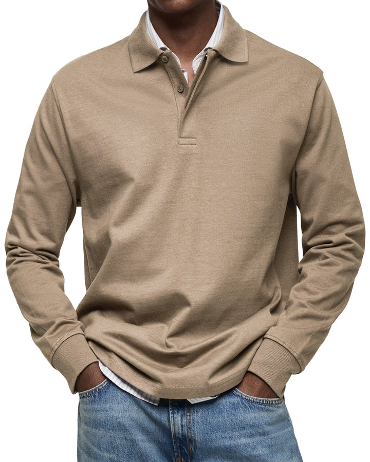 Langarm-Poloshirt in Beige-Braun, am Model getragen, mit Polokragen, zwei Knöpfen und gerippten Bündchen. 8