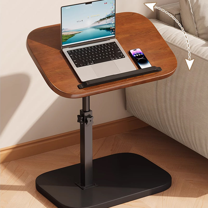 Laptop und Smartphone auf der schrägen Holzplatte des Tisches, der neben dem Sofa steht; ein gestrichelter Pfeil zeigt die Schwenkbewegung. 2