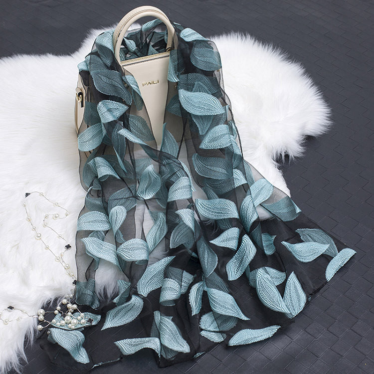 Bufanda de seda para mujer a la moda con estampado de flores y diseño con recortes – Fiora (1+1 GRATIS)
