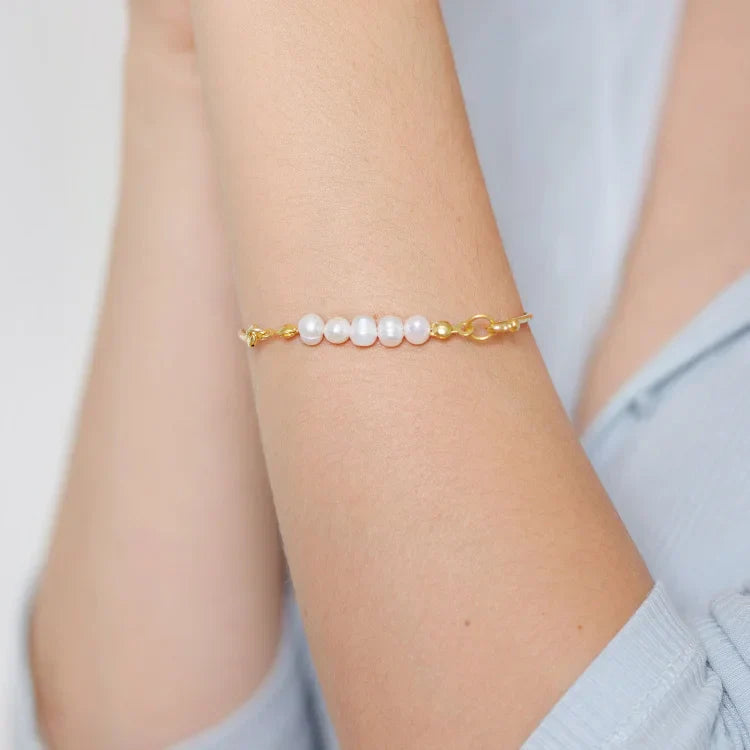 Stylish bracelet with delicate pearls – Selina