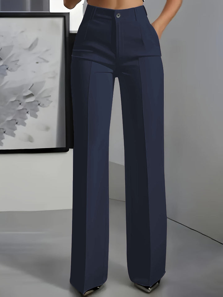 Marineblaue Hose mit hohem Bund und Bügelfalte, frontal an einem Model mit Hand in der Tasche 1