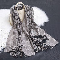 Bufanda de seda para mujer a la moda con estampado de flores y diseño con recortes – Fiora (1+1 GRATIS)