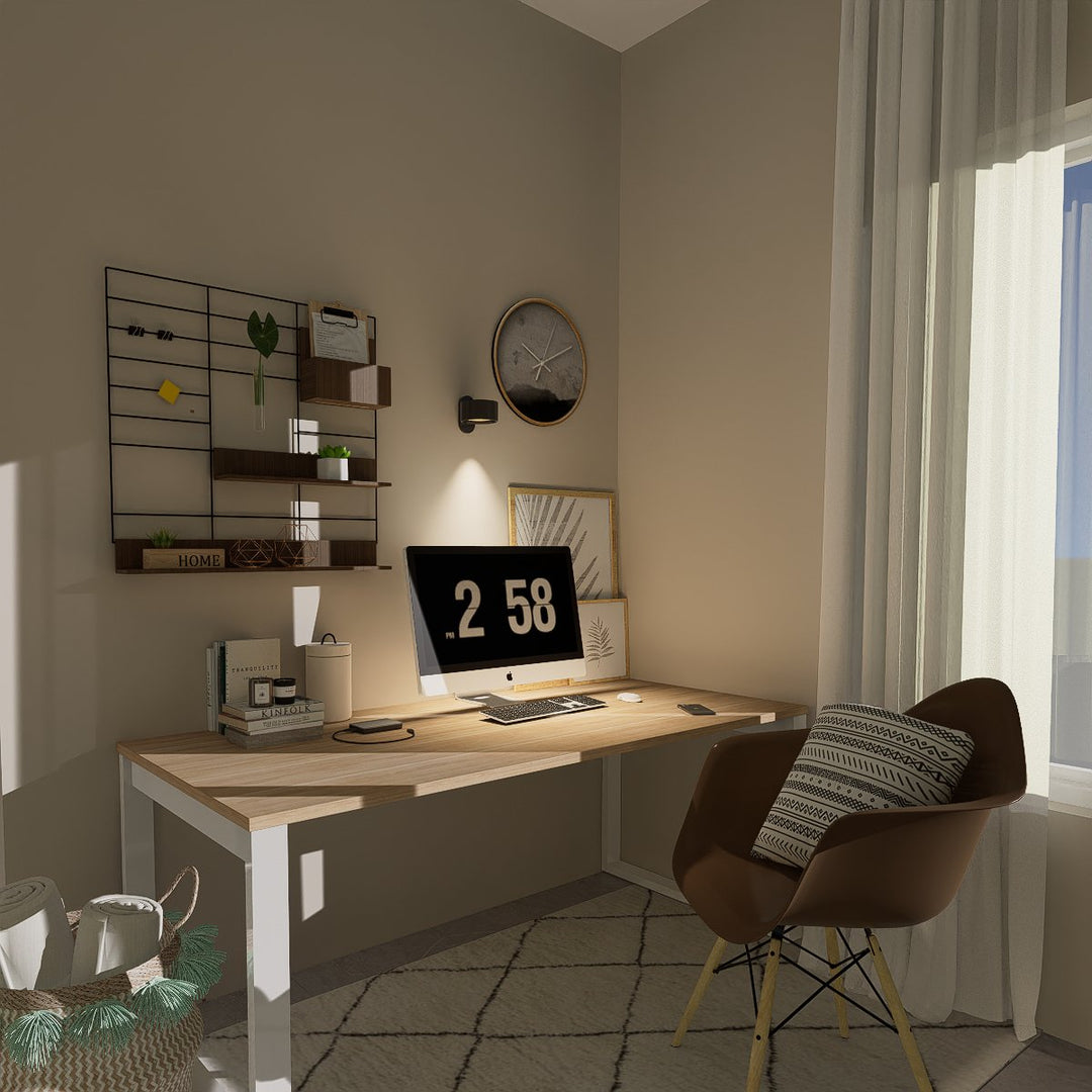 Schwarze Wandlampe über einem Schreibtisch mit Monitor sorgt im Homeoffice für Licht auf der Arbeitsfläche. 11