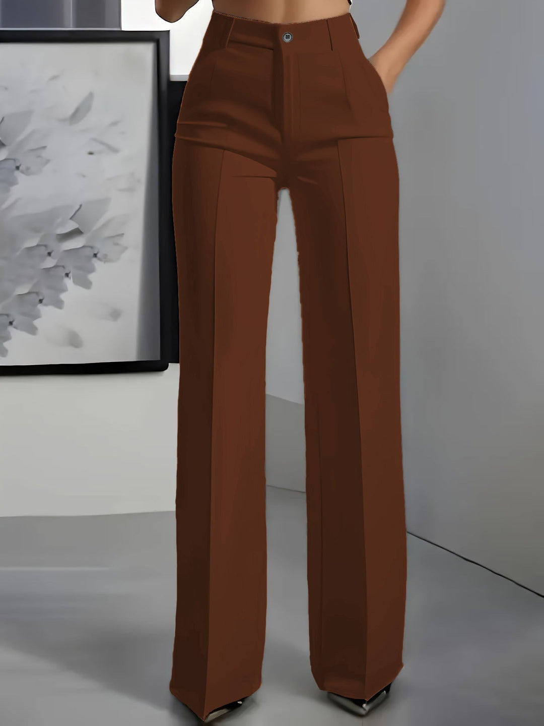 Braune Hose mit hohem Bund und geradem weitem Bein, Vorderansicht am Model 6