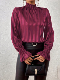 Satin damebluse med lange ærmer og rynket krave – Noëlle