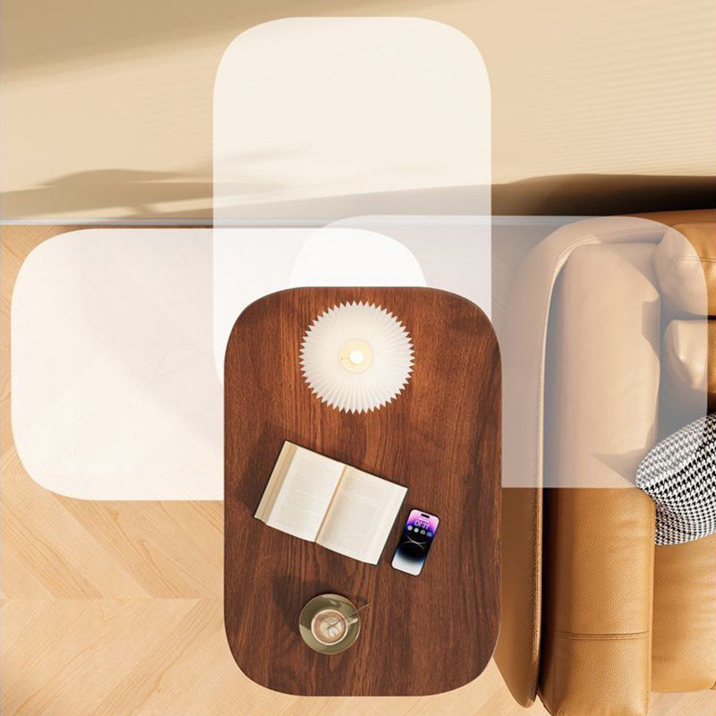 Draufsicht auf die Holzplatte mit Buch, Lampe, Smartphone und Tasse neben dem Sofa; transparente Umrisse zeigen die Drehung der Platte. 7
