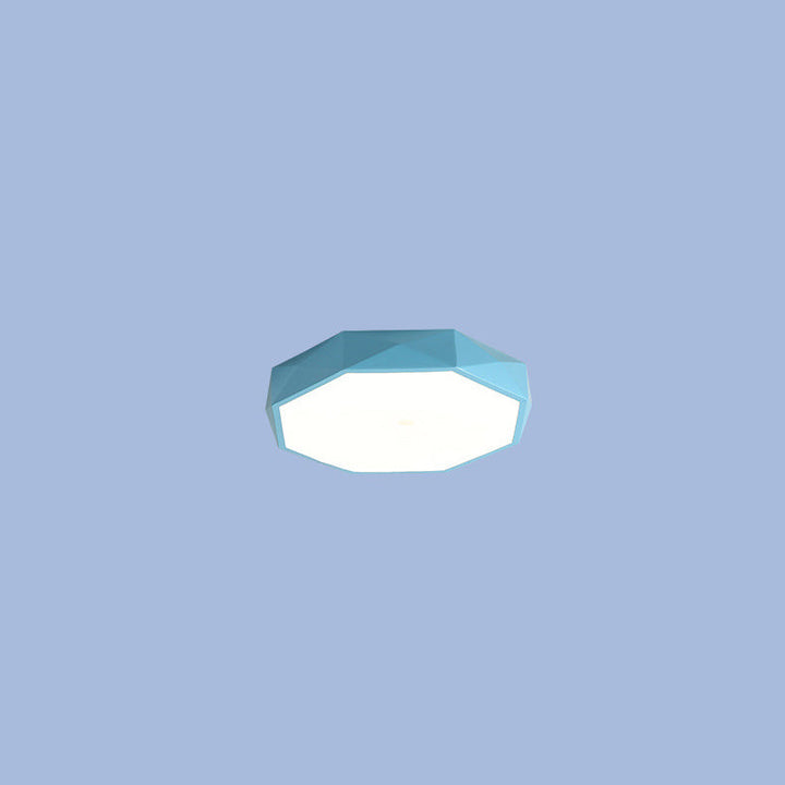 Blaue flache Deckenleuchte mit Facettenrand vor blauem Hintergrund 13