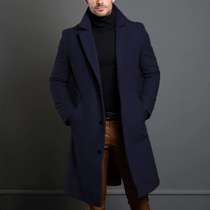 Marineblauer langer Mantel mit Reverskragen und Knopfleiste, kombiniert mit schwarzem Rollkragenpullover und brauner Hose, Frontansicht am Model. 4