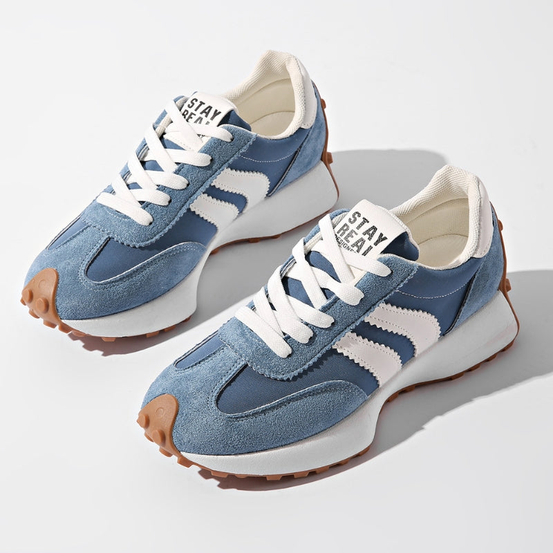 Zwei blaue Wildleder-Sneaker mit weißen Streifen und Plateausohle, von oben auf hellem Hintergrund 2