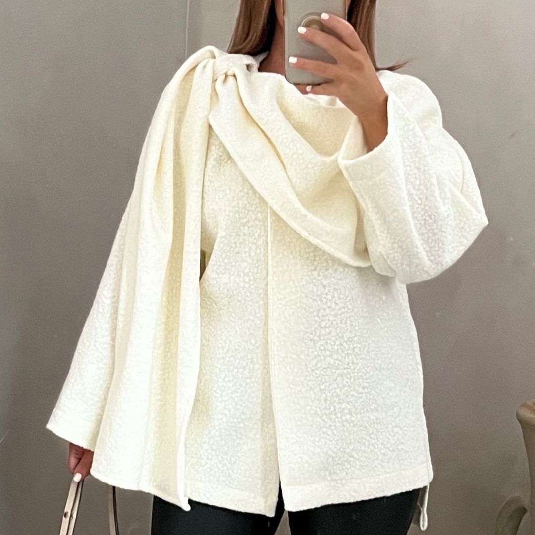Poncho de bouclé con detalle de bufanda – Vivienne