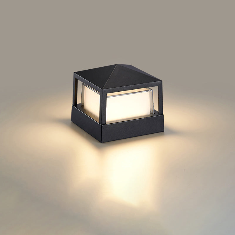 Quadratische schwarze Leuchte mit Pyramidendach und leuchtendem Diffusor, die den Untergrund warm erhellt. 10