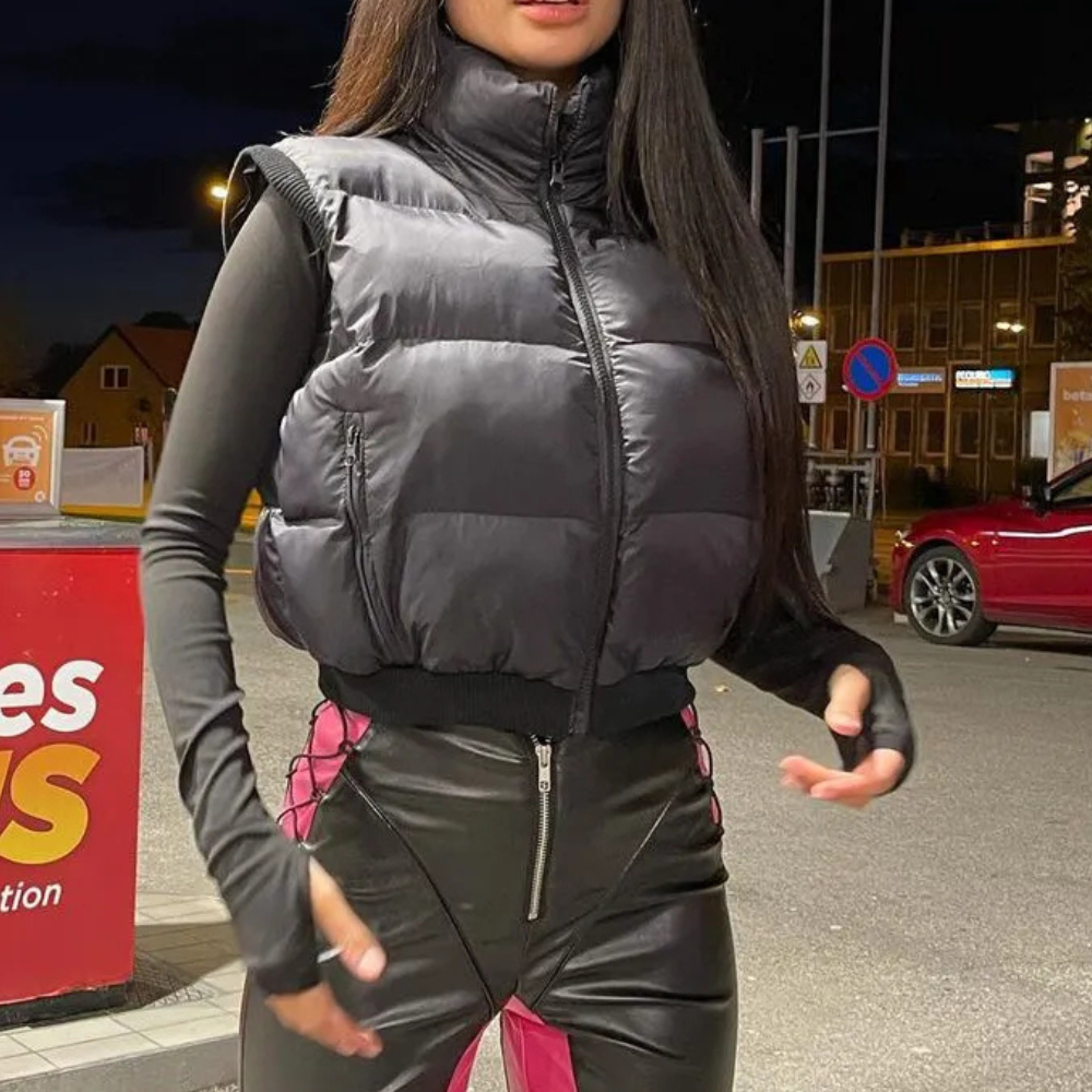 Schwarze Daunenweste, Damenmode, Herbstoutfit, Straßenstil, Nachtaufnahme