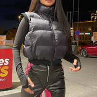 Schwarze Daunenweste, Damenmode, Herbstoutfit, Straßenstil, Nachtaufnahme