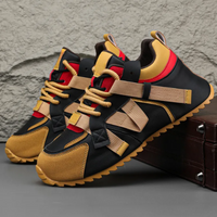 Schwarze und gelbe Sneaker mit rotem Akzent, sportlich, rutschfeste Sohle, Herrenmode.