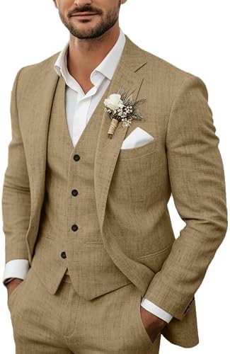 Dreiteiliger Anzug in sandfarbenem Beige am Model, kombiniert mit weißem Hemd, Einstecktuch und kleinem Blumenanstecker am Revers. 2