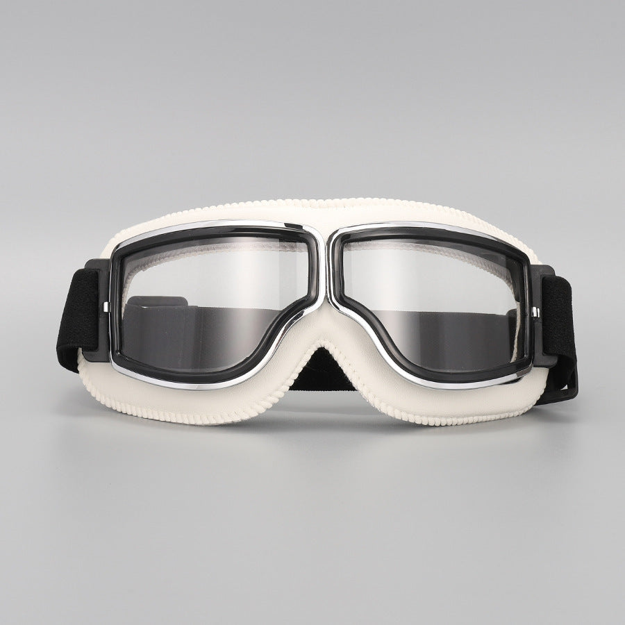 Frontansicht der Brille mit cremeweißer Polsterung, Chromrahmen und klaren Gläsern. 13