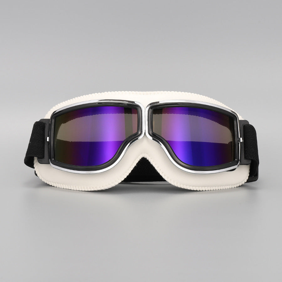 Frontansicht der Brille mit cremeweißer Polsterung und violett verspiegelten Gläsern, Chromrahmen und schwarzem Band. 15