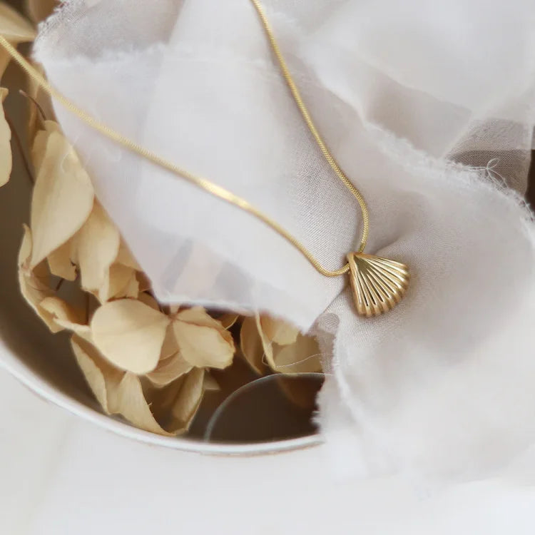 Golden Scallop Flower Necklace – Purple
