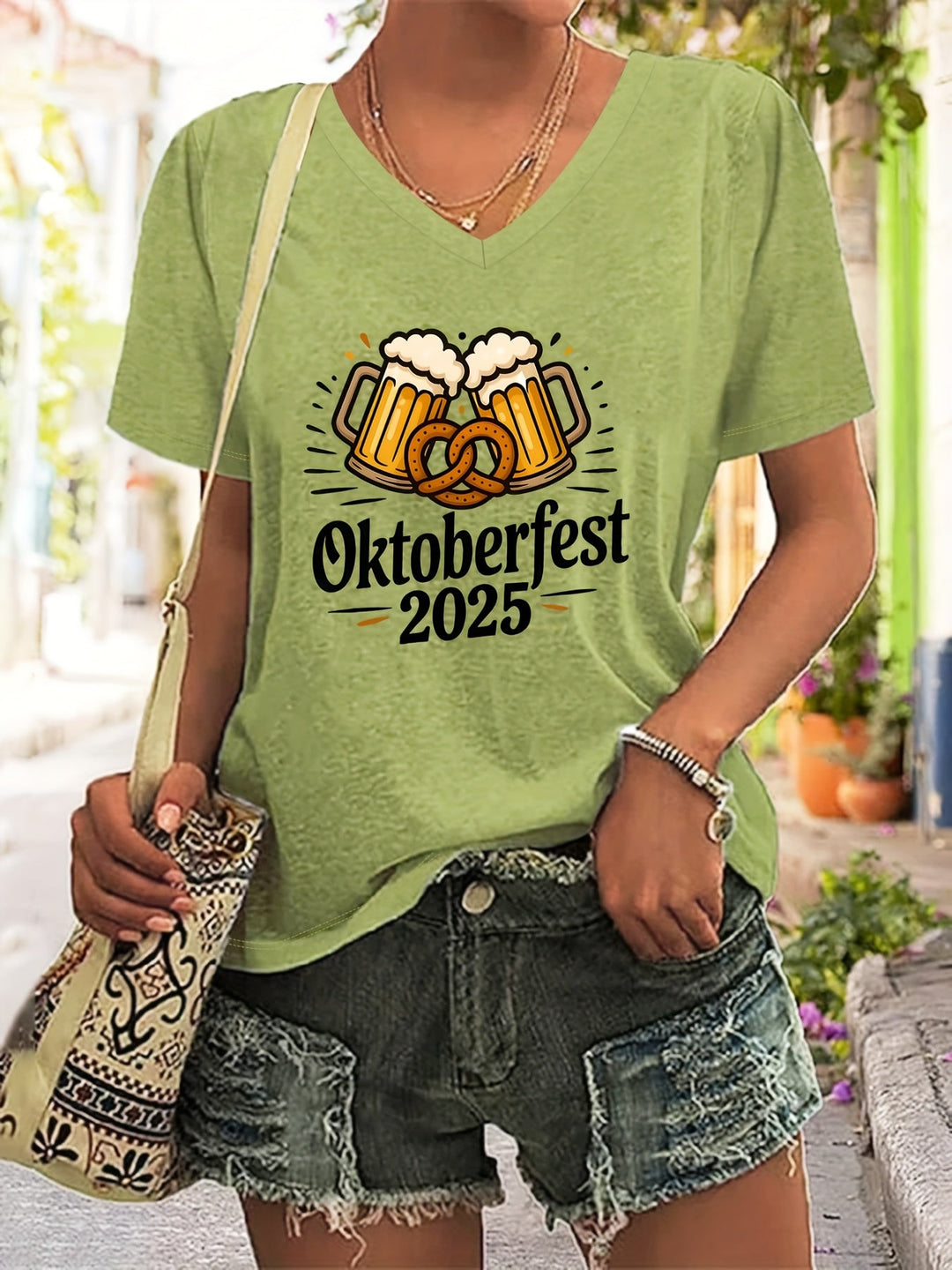 Dame Plus Size V-hals T-shirt med grafikprint – Anneliese Oktoberfest 2025
