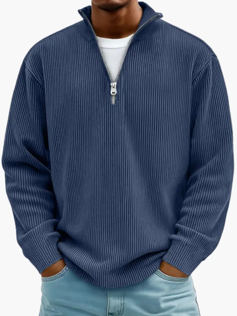 Der gerippte Pullover in Dunkelblau mit Reißverschlusskragen, vorne an einem Mann in Jeans gezeigt. 5