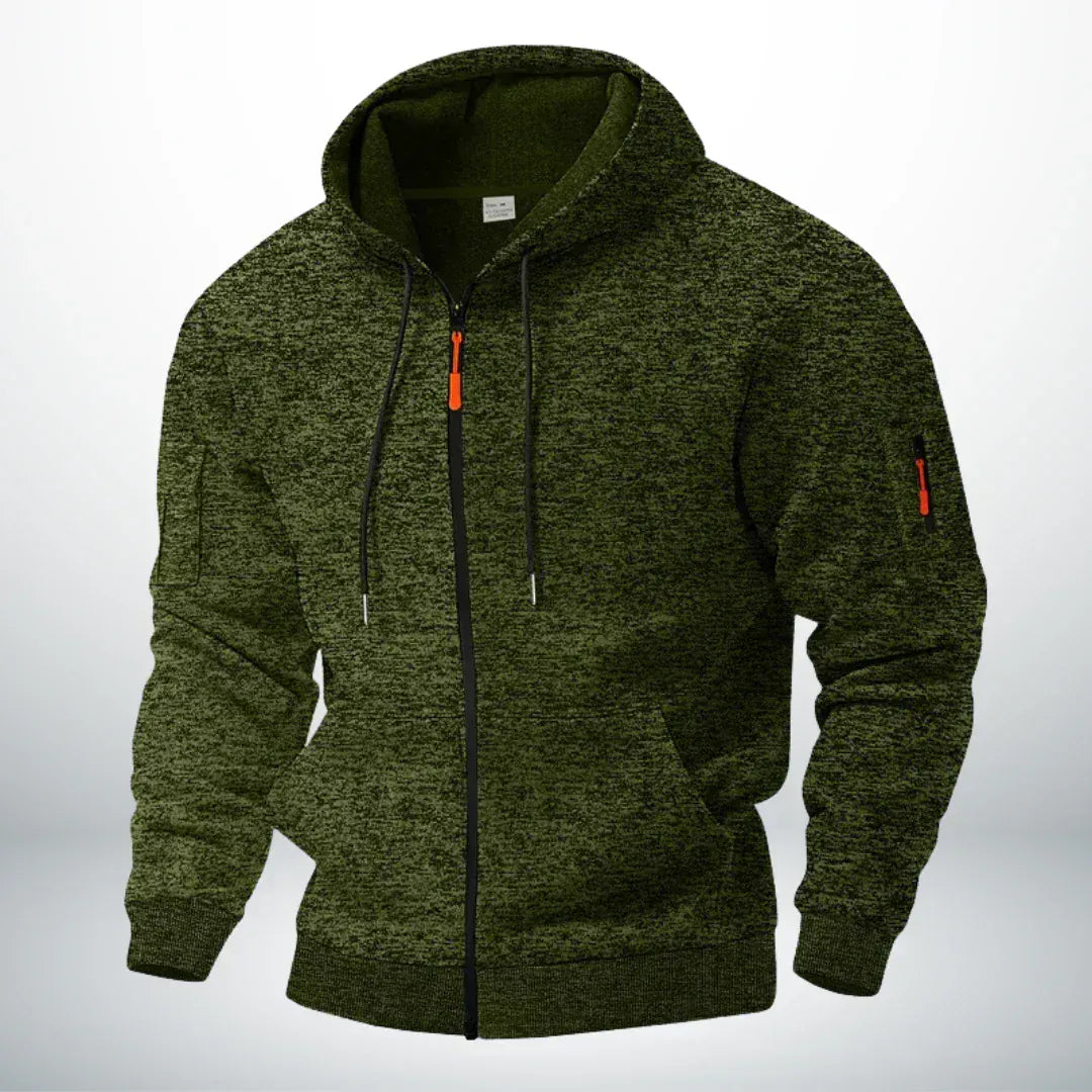 Kapuzenjacke in meliertem Olivgrün, frontal von schräg gezeigt, mit schwarzem Reißverschluss, Kordeln und Ärmeltasche. 4