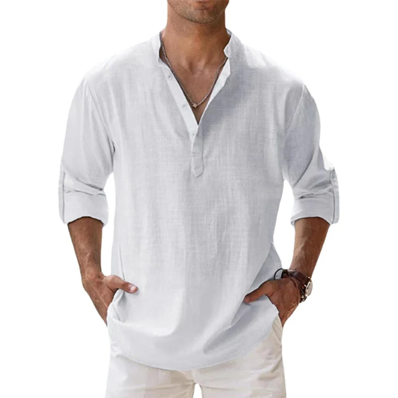 Mann trägt das lockere Henley-Shirt in Weiß mit Knopfleiste und aufgerollten Ärmeln, dazu helle Hose. 4