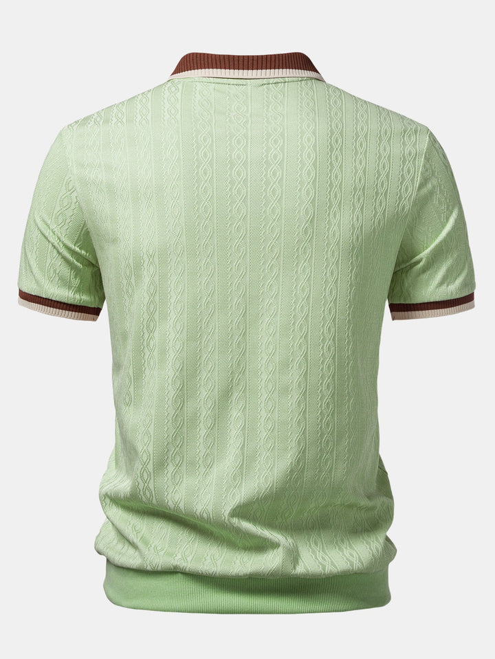 Rückansicht des hellgrünen Strickpoloshirts mit durchgehender Strukturstrickung, gestreiften Bündchen an den Kurzarmen und gerippter Saumblende. 8